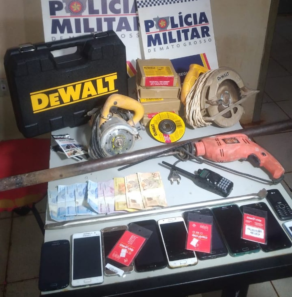 Várias ferramentas foram apreendidas na residência indicada pelos ladrões em Tangará da Serra — Foto: Polícia Militar de Mato Grosso/Divulgação